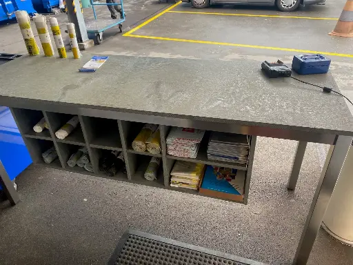 Tisch aus Mischkunststoff